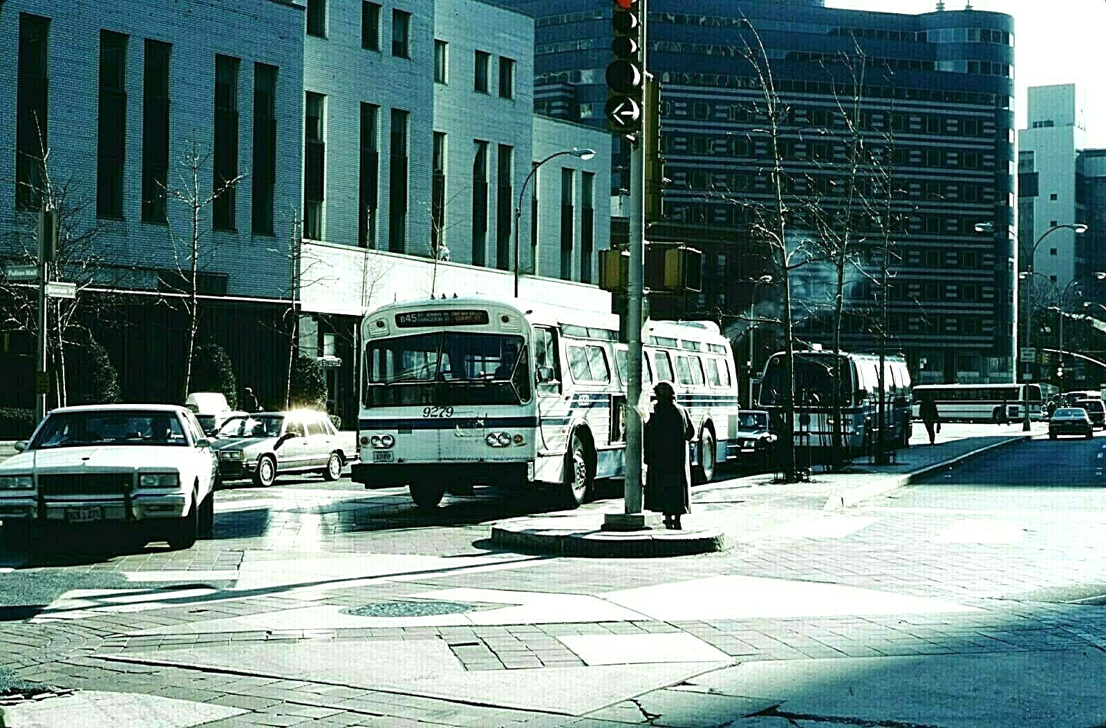 ORIGINAL KODACHROME SLIDE NYC BUS 1977 FLXIBLE 9279 B-45 BOERUM-JORALEMN 1/18/91
