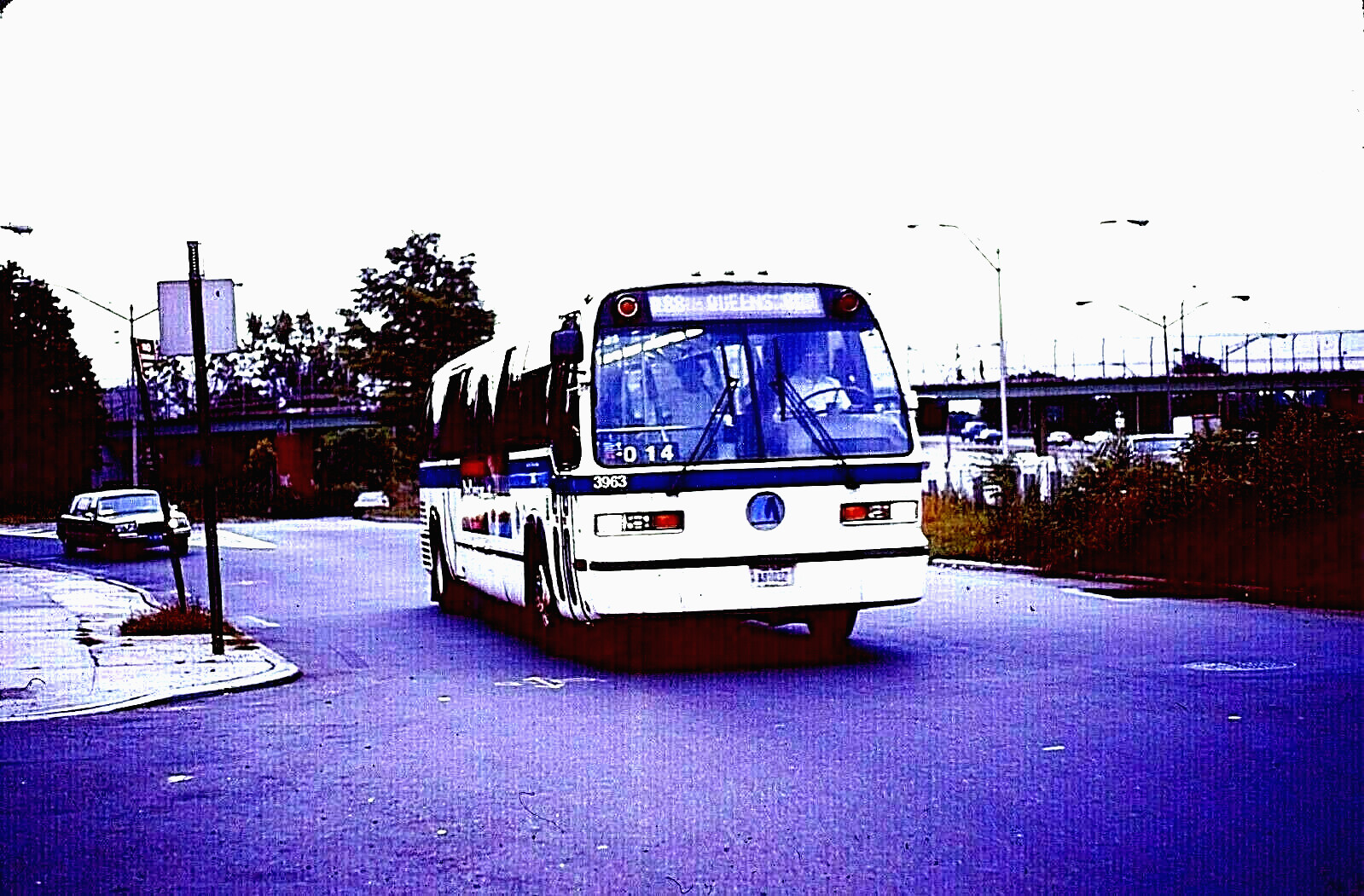 ORIGINAL KODACHROME SLIDE NYC BUS 1985 GM RTS #3963 Q-88 H HARDING EXPY 9/28/92