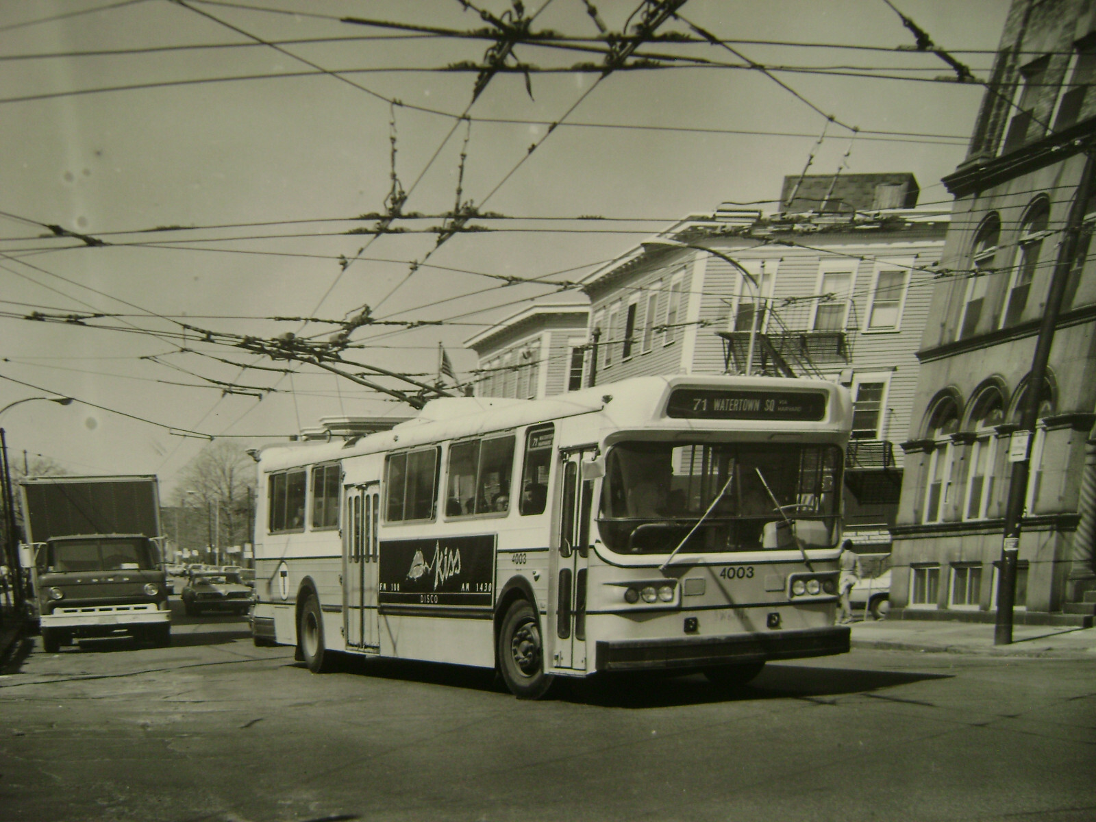 ORIGINAL 8″X10″ PHOTO 71 WATERTOWN ST TROLLEY BUS 4003 MT AUBURN ST 1979