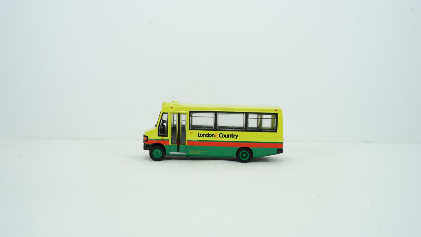 EFE Gilbow 1/76 Mercedes Minibus London & Country Bus Item 24811 NEW B25