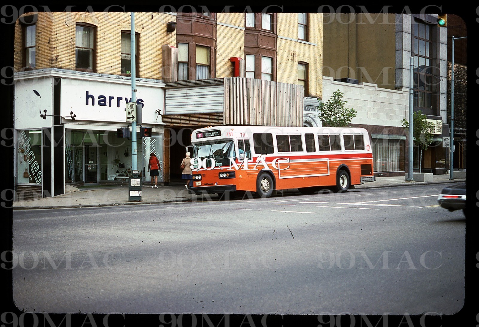 CANTON RTA. AM GENERAL BUS #711. Canton (OH). Original Slide 1977. (A)