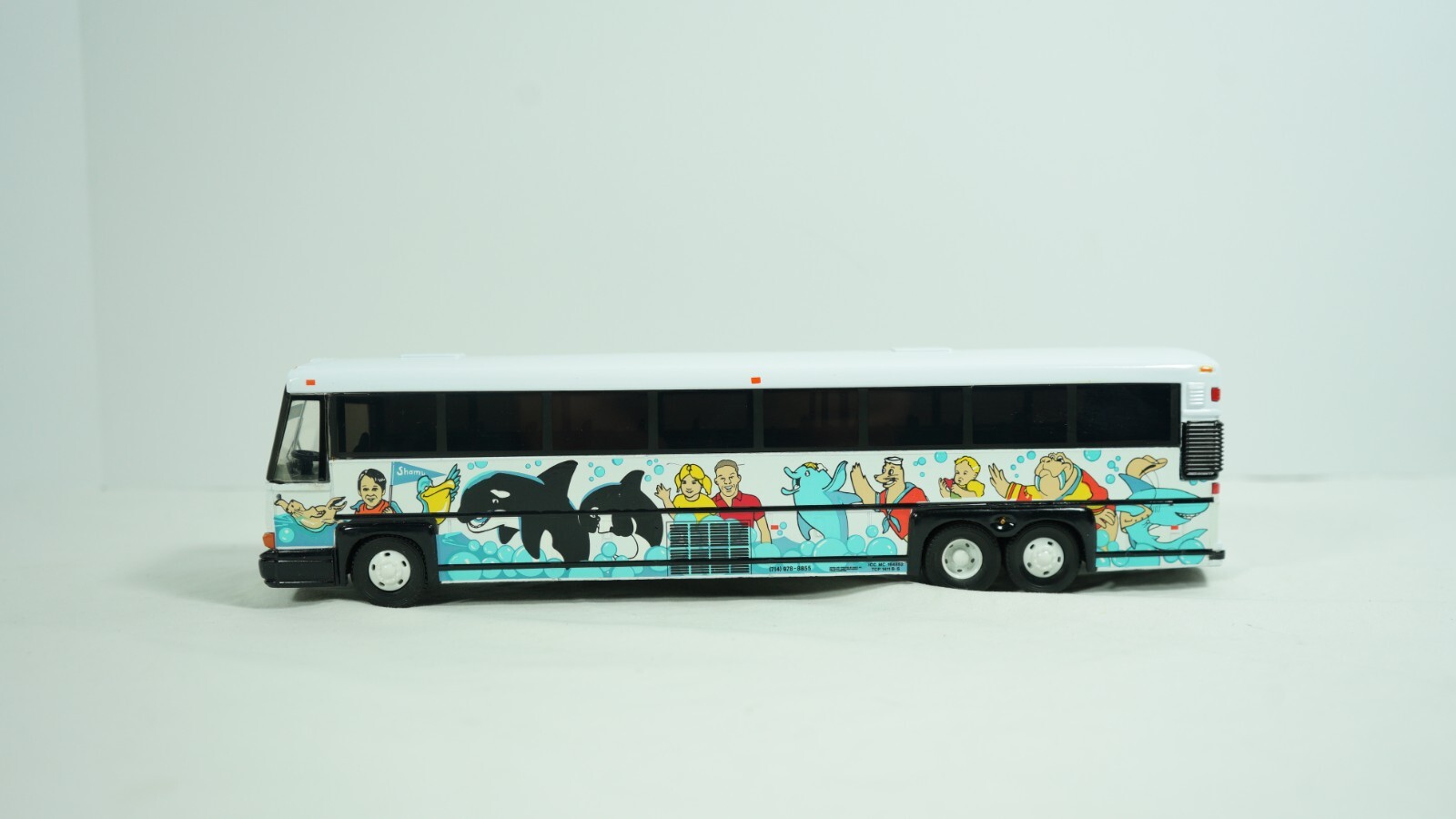 Corgi 1/50 Diecast MCI 102 DL3 Seaworld PCST Coach Bus Item 98652 NEW F1D