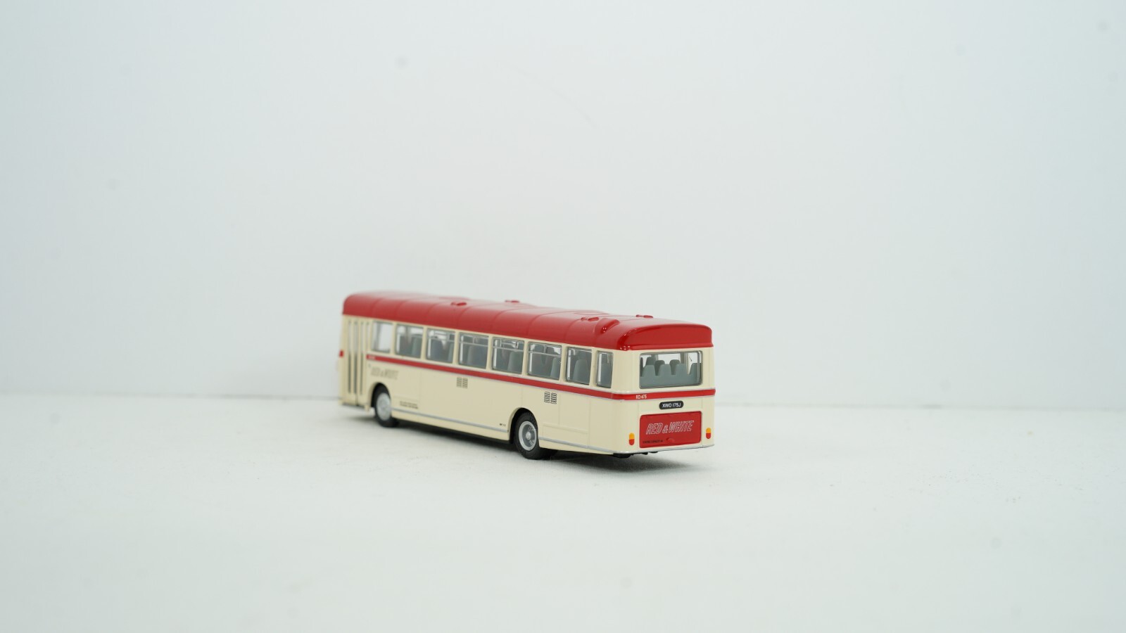 EFE Gilbow 1/76 Bristol RELH Red & White Victoria Coach Series Bus 99704 NEW B23