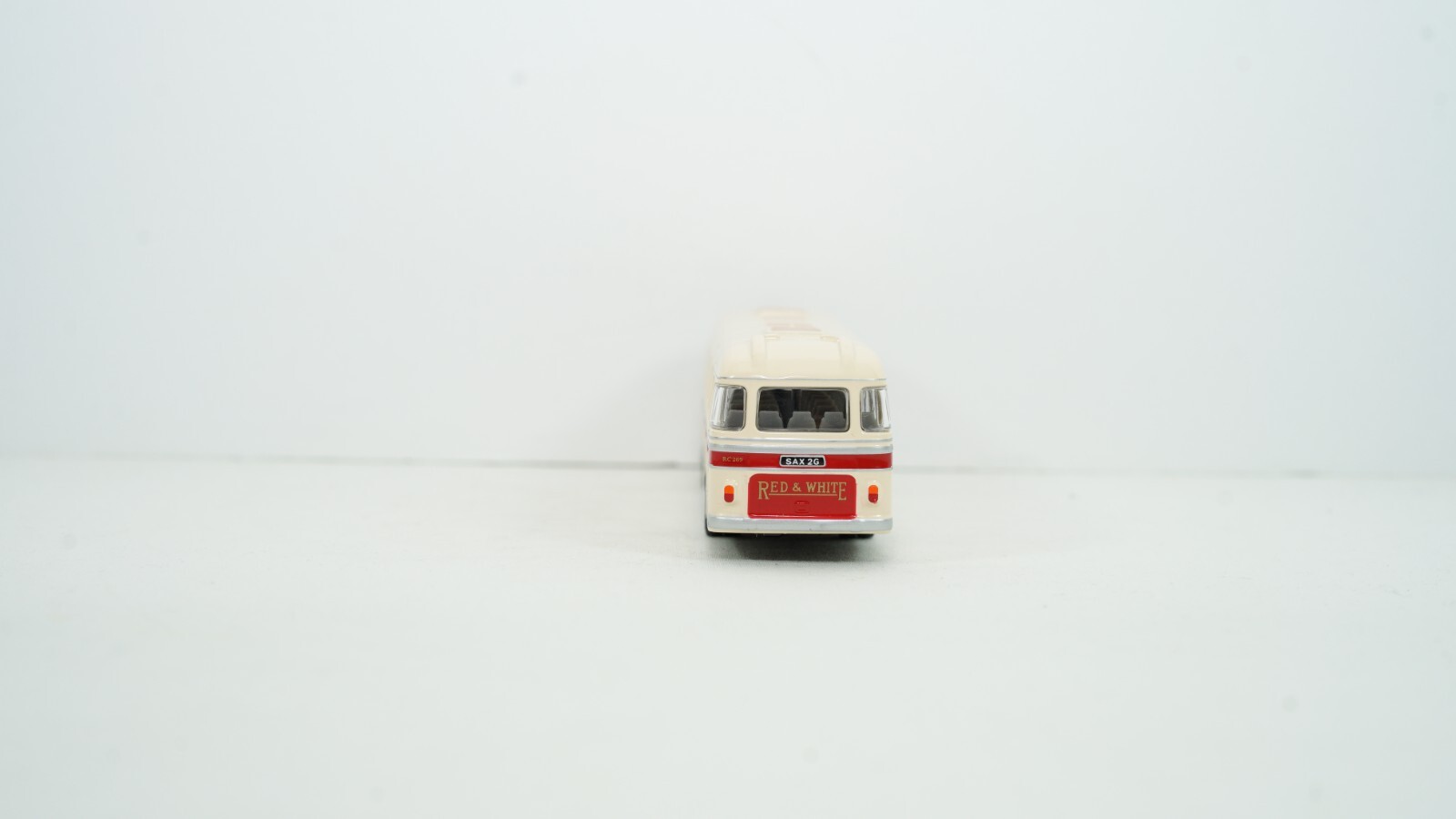 EFE Gilbow 1/76 Bristol RELH Red & White Victoria Coach Series Bus 99709 NEW B23