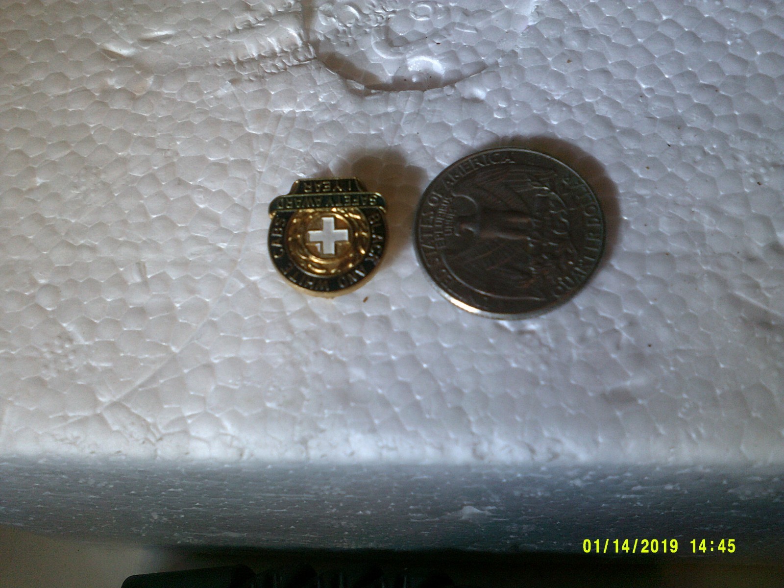 VINTAGE BLACK & WHITE CABS SAFTY AWARD 1 YEAR LAPEL PIN