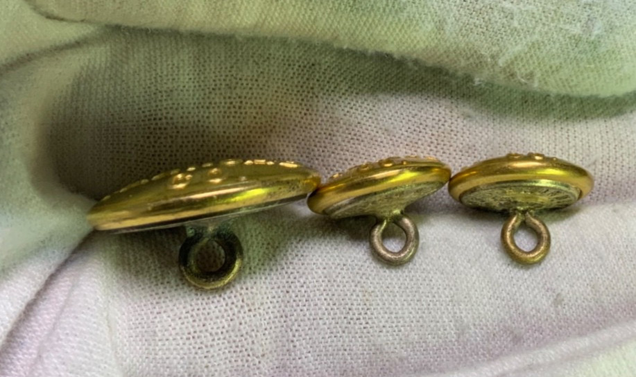 VERY RARE TRIO OF FIRST NEW YORK TAXI-CAB CO. 1907 GILT DRIVER BUTTONS 23/15mm