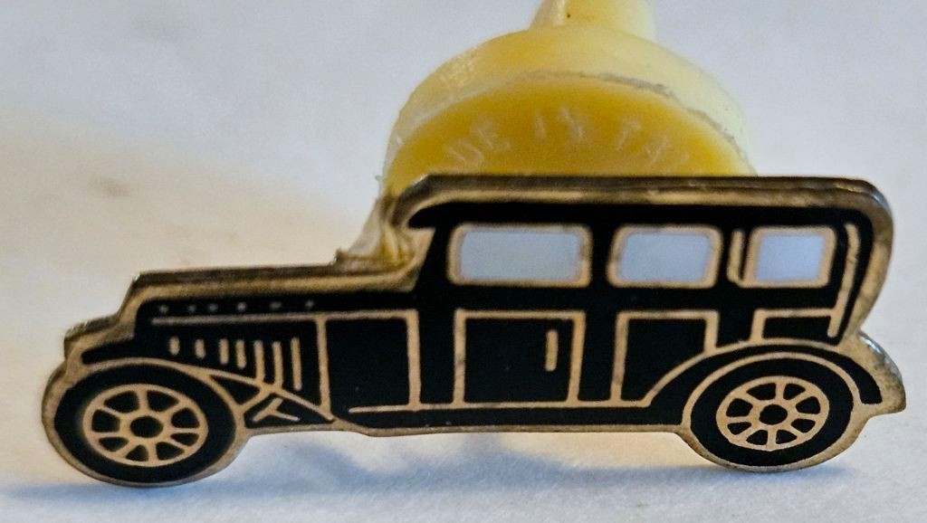 Vintage Antique Classic Car ~ Sedan ~Enamel Lapel Hat Pin ~ 80’s