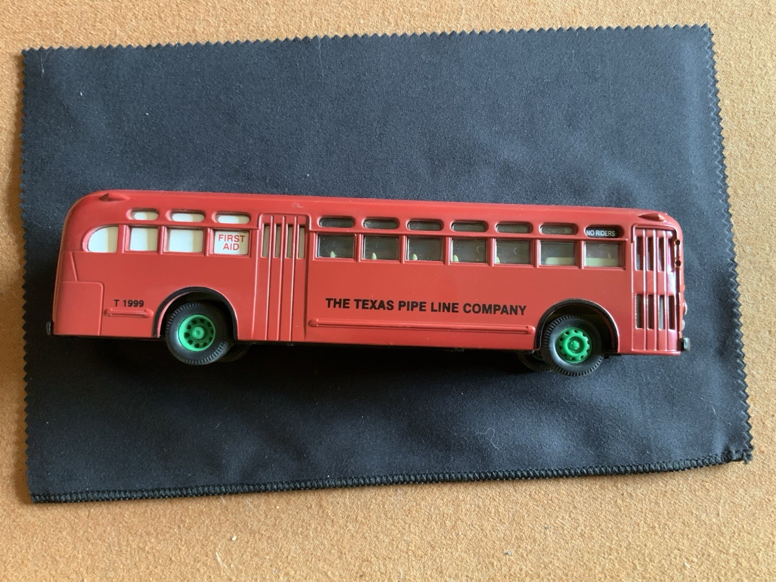 Texaco The Texas Pipe Line Company Red Bus Model No. T-1999 1999