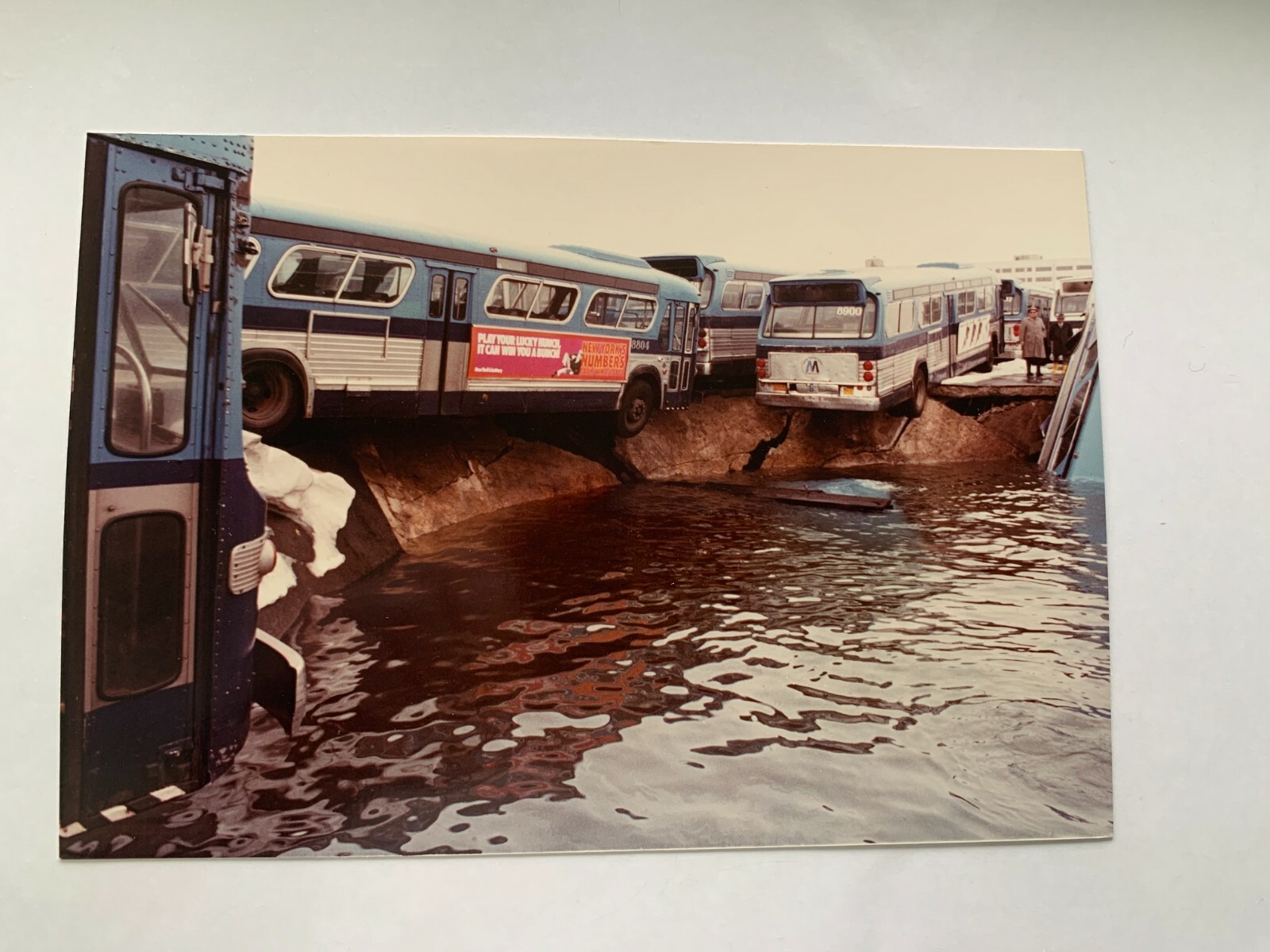 6×4 NY NYC BUS PHOTOGRAPH 1983 EDGEWATER PIER COLLAPSE BUSSES TEETERING ON EDGE