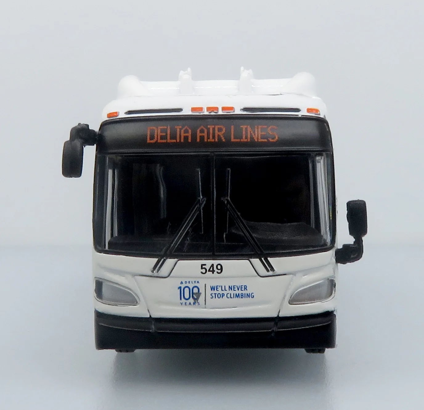 New Flyer Excelsior Transit bus Delta Airport Crew 1:87 Scale Iconic Replicas