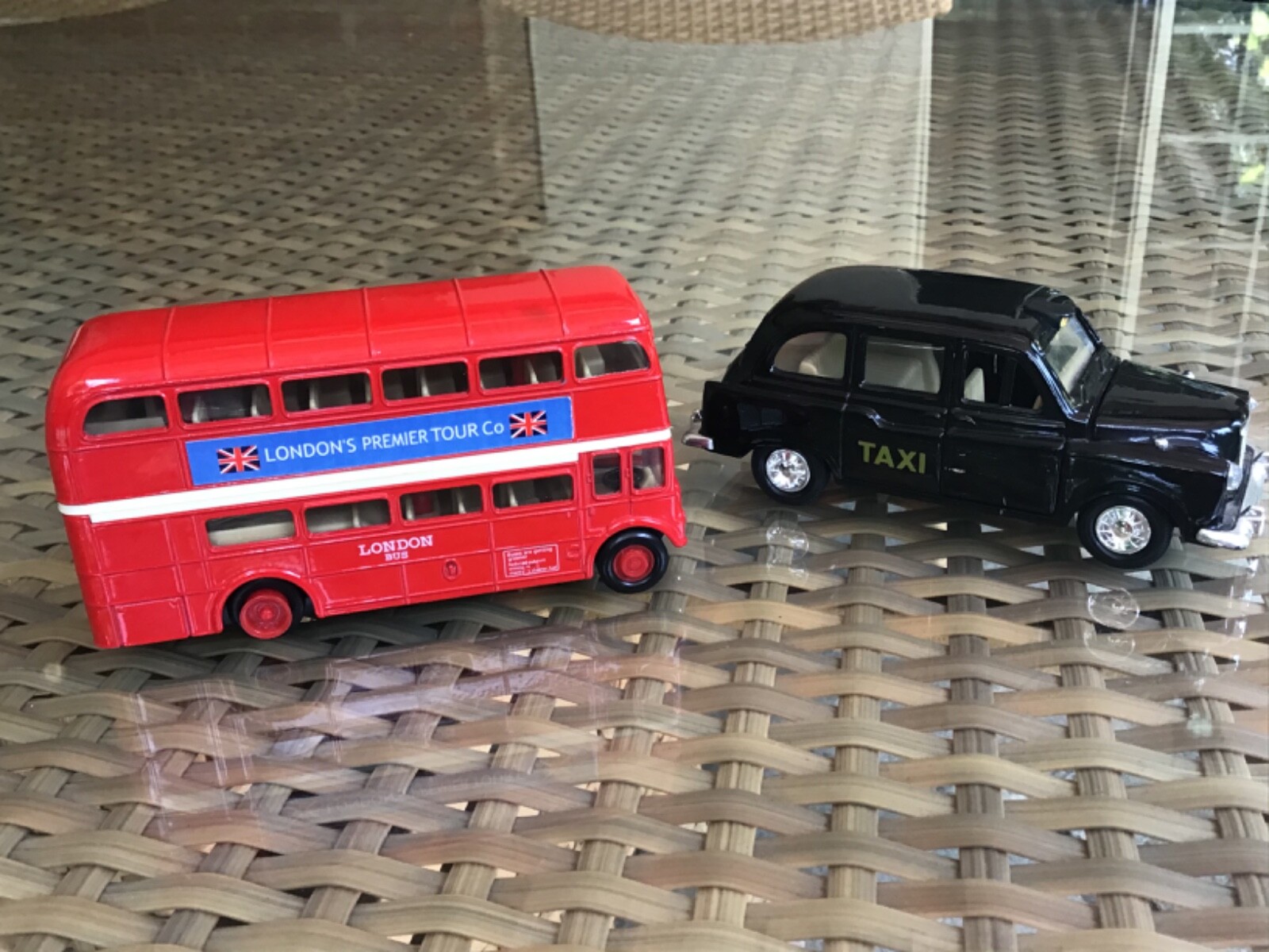 LOT OF 2 MODELS: LONDON’S PREMIER TOUR RED BUS AND ENGLISH TAXI, METAL + PLASTIC