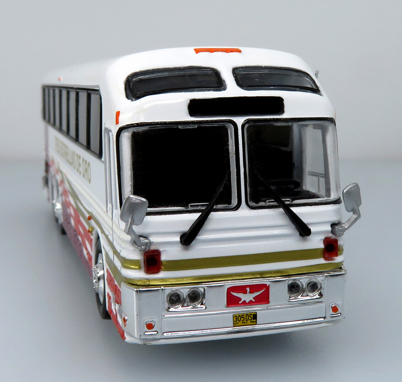New! Eagle Model 10 Coach Bus Tres Estrellas De Oro 1/87 Scale Iconic Replicas