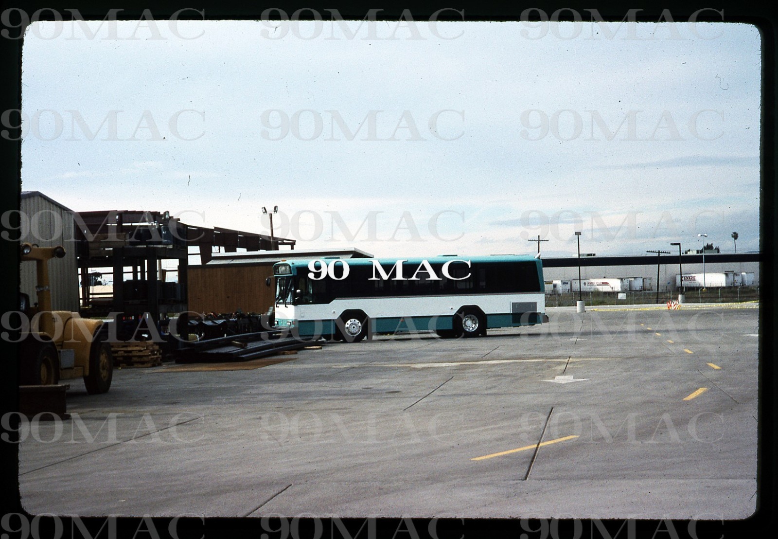 GILLIG BUS FACTORY. Hayward (CA). 2 Original Slides 1996. (AP-AQ)