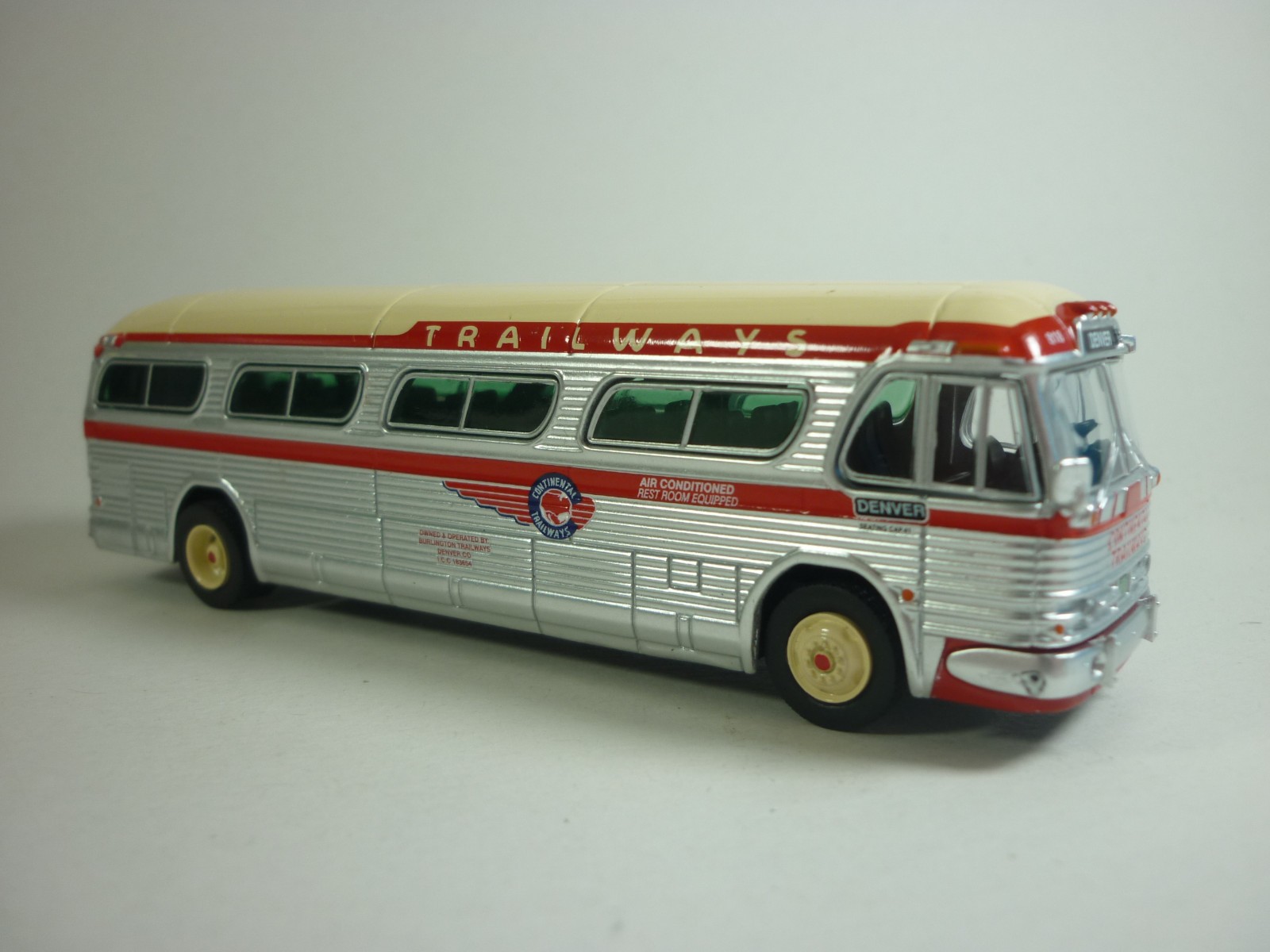 Iconic Replicas 1:87 1959 GM PD4104 Bus Trailways USA
