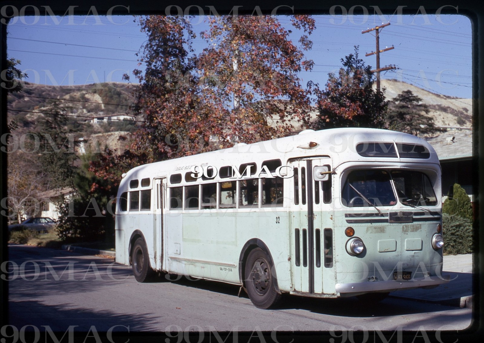 DOUGLAS BUS LINES. YELLOW COACH BUS #32. Glendale (CA). Original Slide 1972. (C)