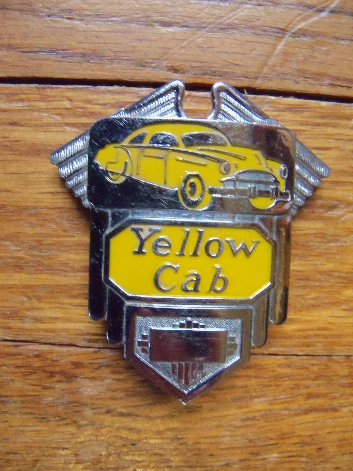 VINTAGE 1940’s YELLOW CAB TAXICAB DRIVER CHAUFFEUR’S HAT BADGE USA
