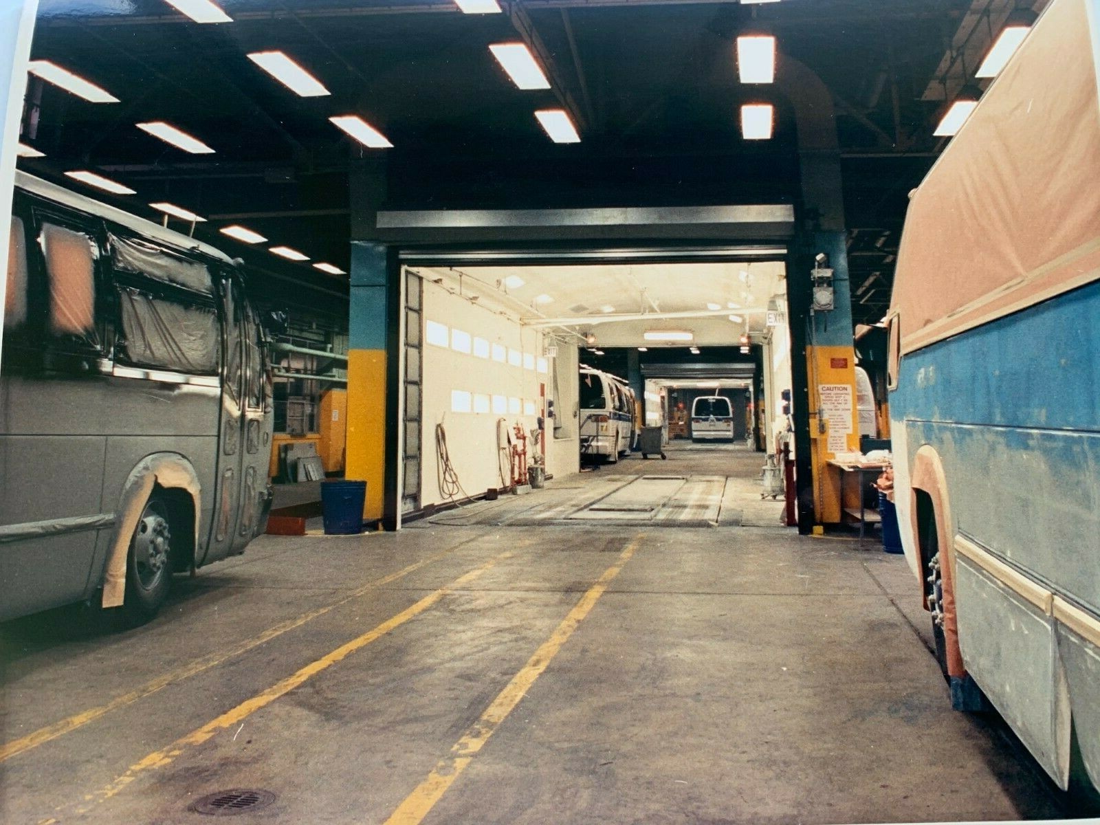 8X10 NY NYC BUS PHOTOGRAPH SURFACE TRANSIT TERMINAL GARAGE PAINT MAINTENANCE MEN