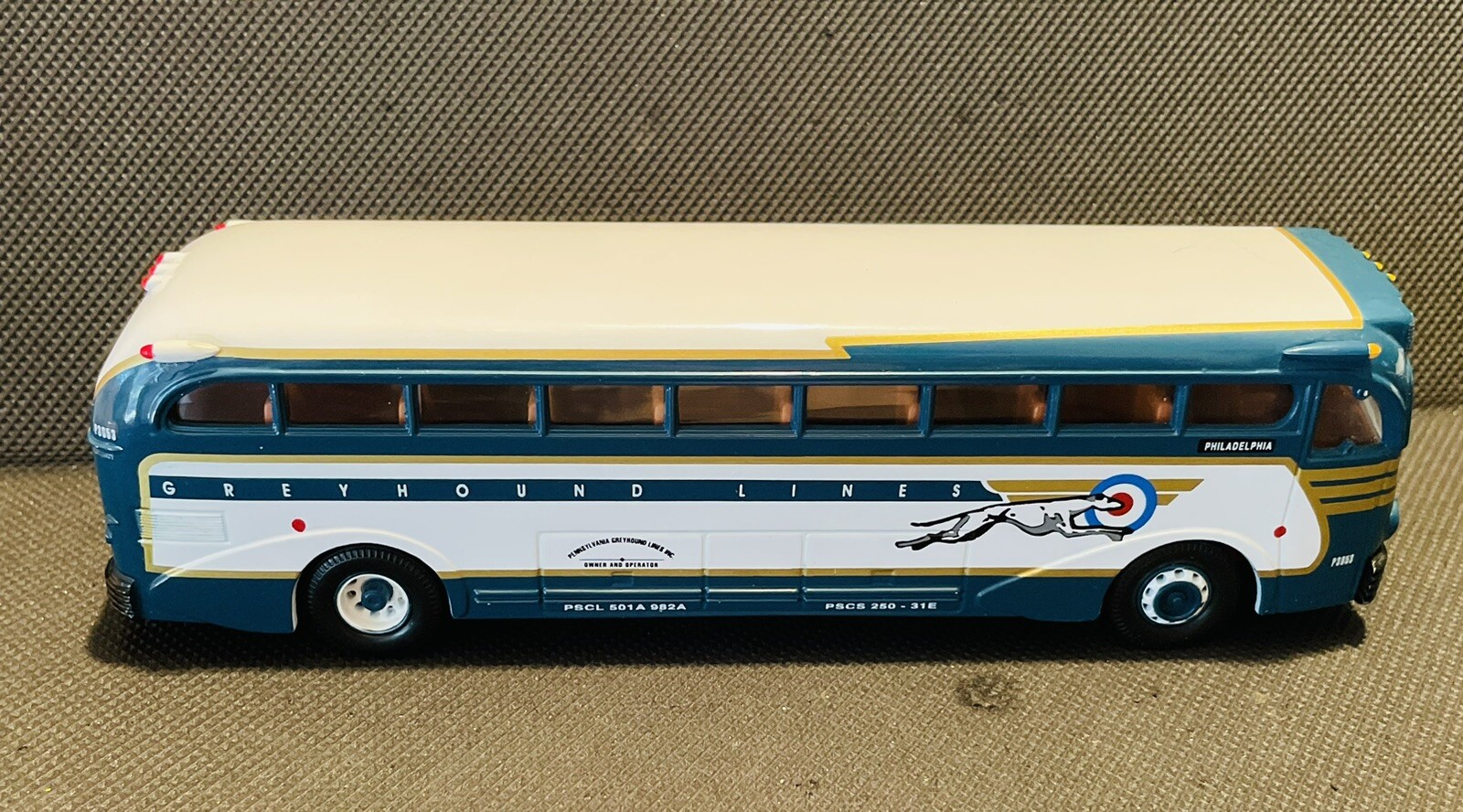 CORGI Yellow Coach 1936 Greyhound Lines – No. 1675 – Pennsylvania Line – NOS