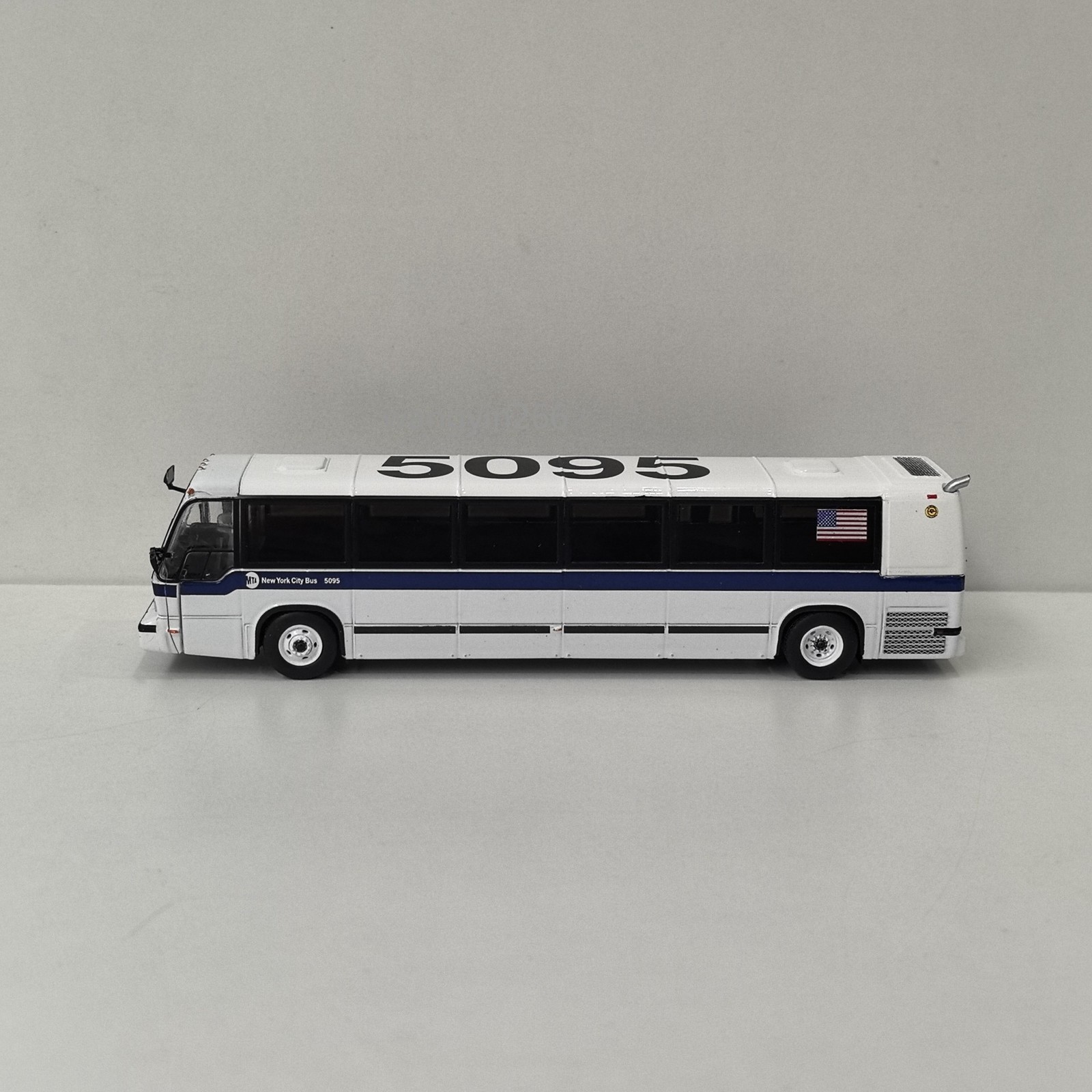 Iconic Replicas HO 1/87 MTA New York City Transit Bus Diecast Model