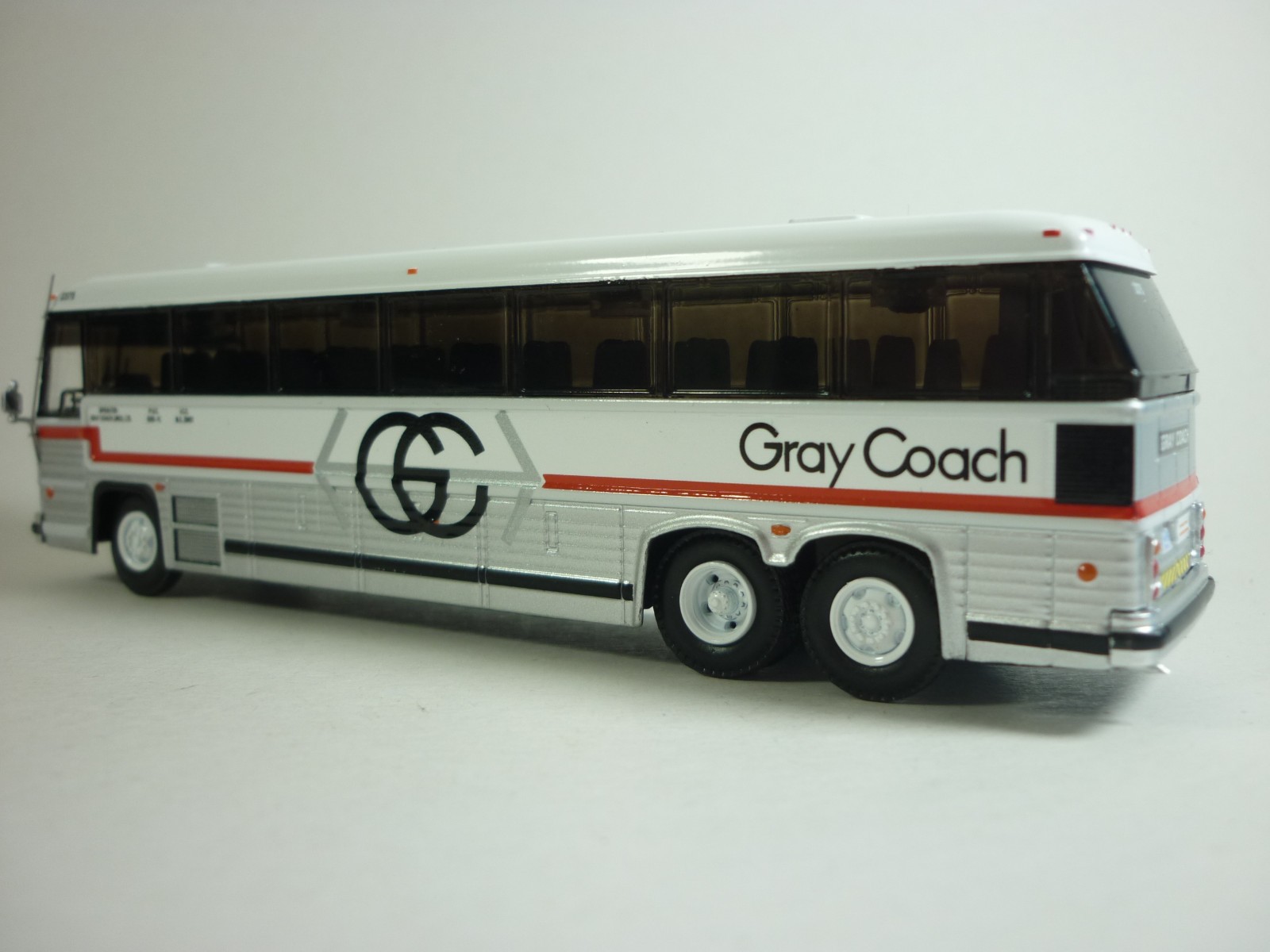 Iconic Replicas 1:87 MCI 9 Crusader II Bus Gray Coach Canada USA