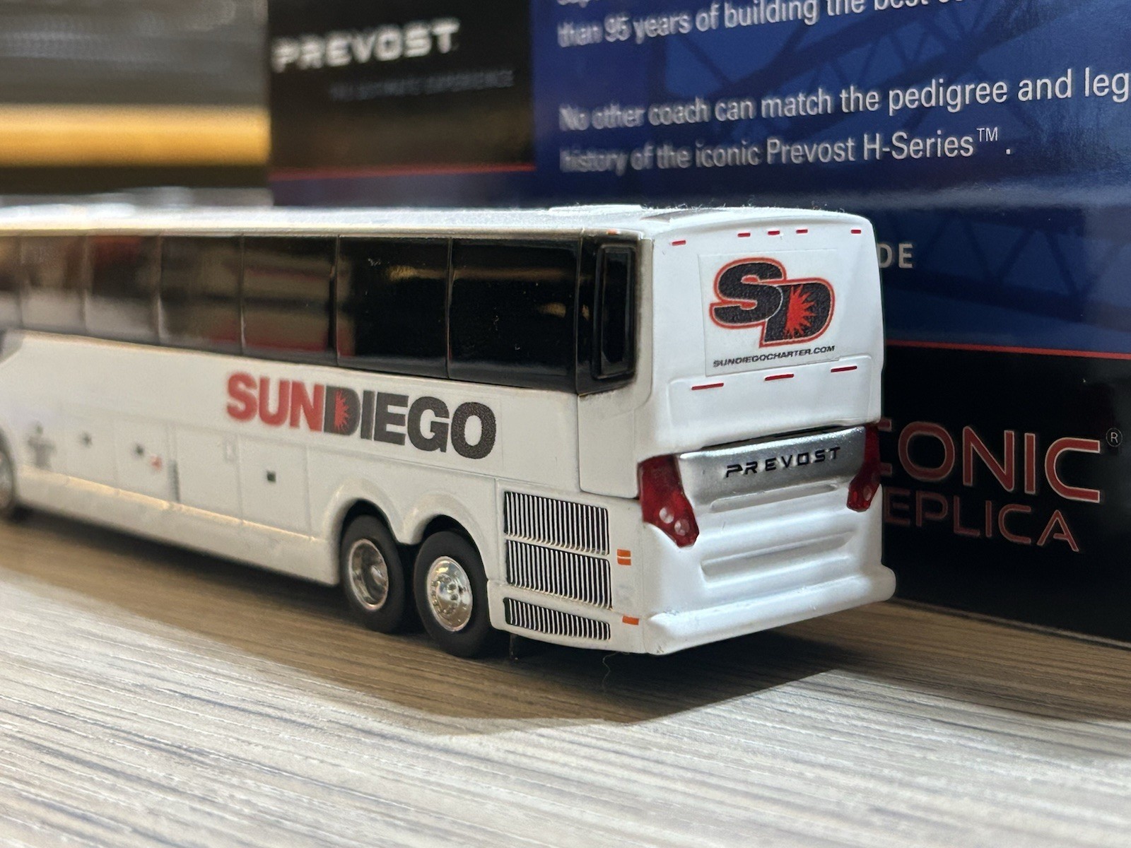 1/87 Iconic Replicas Sun Diego California Prevost H3-45 Custom Bus Model New