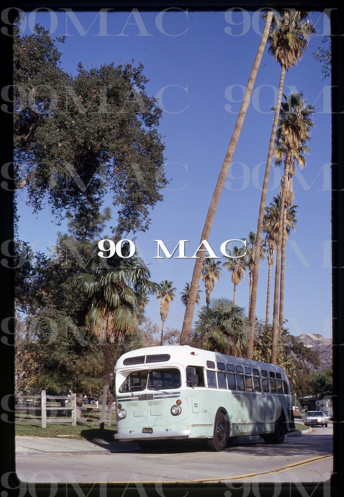 DOUGLAS BUS LINES. YELLOW COACH BUS #32. Glendale (CA). Original Slide 1972. (A)