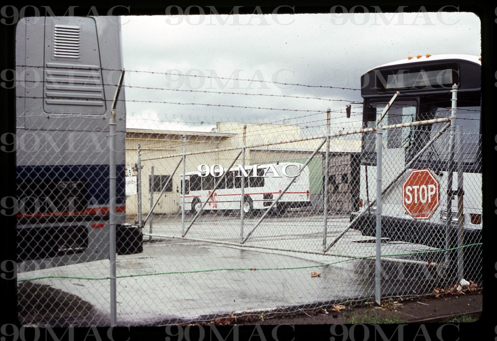 GILLIG BUS FACTORY. Hayward (CA). 2 Original Slides 1990/92. (AD-AE)