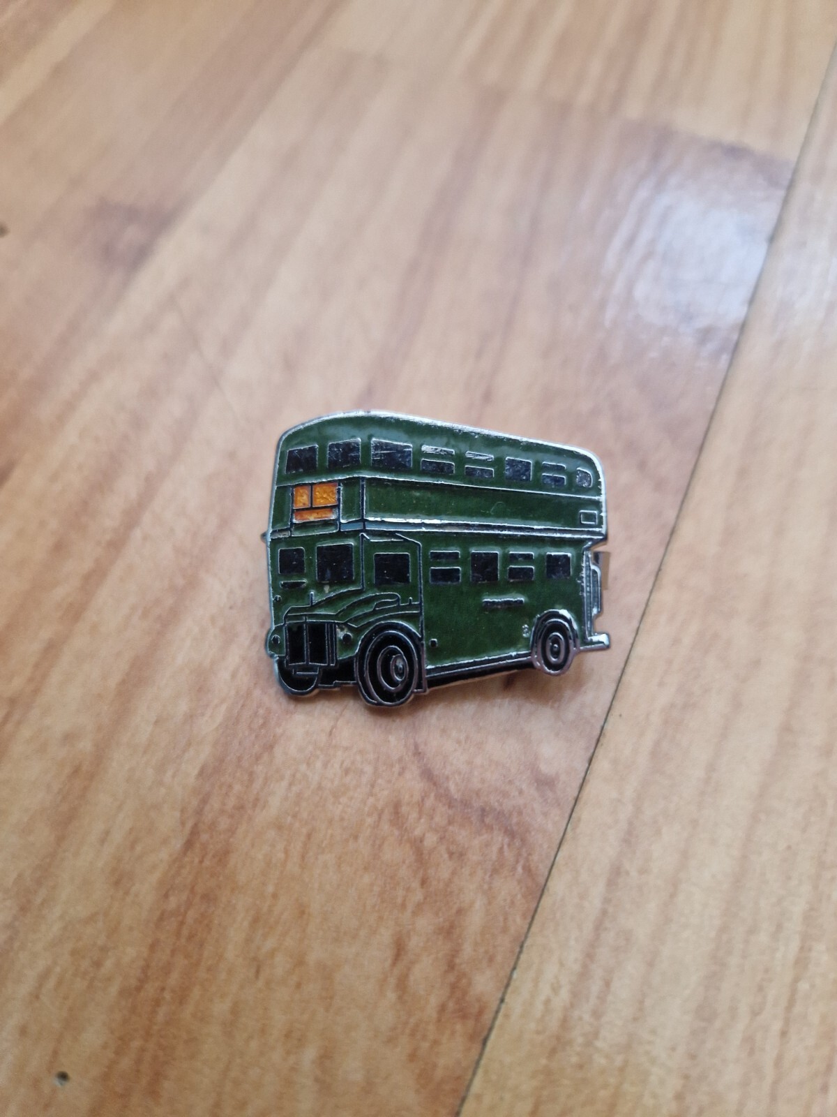 VINTAGE GREEN LINE RT ROUTEMASTER DOUBLE DECKER BUS TRANSPORT ENAMEL PIN BADGE