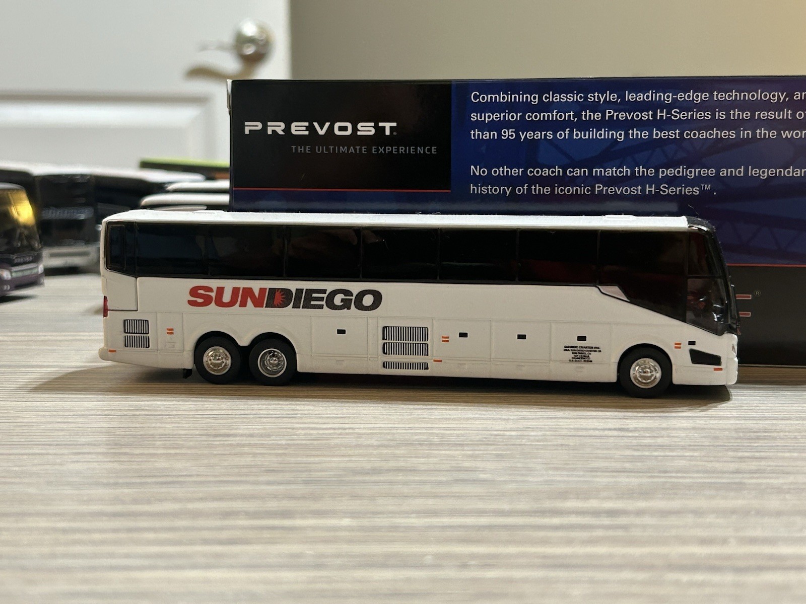 1/87 Iconic Replicas Sun Diego California Prevost H3-45 Custom Bus Model New