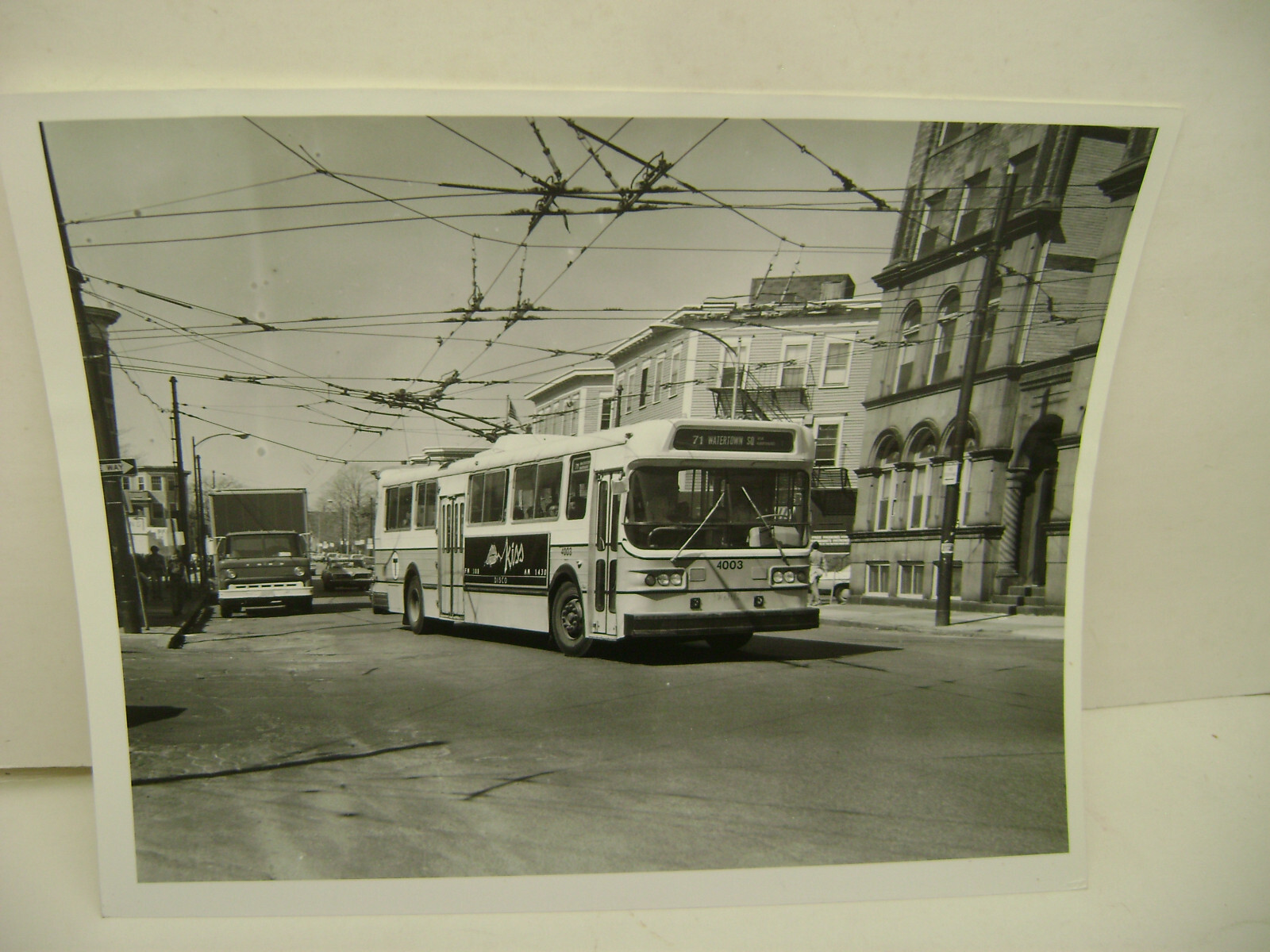 ORIGINAL 8″X10″ PHOTO 71 WATERTOWN ST TROLLEY BUS 4003 MT AUBURN ST 1979