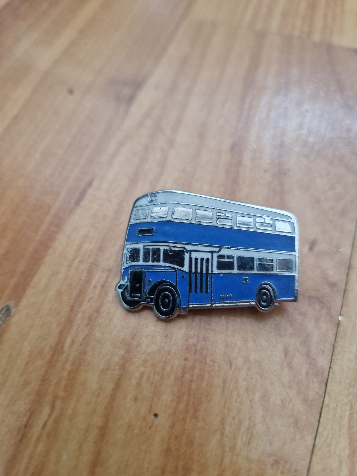 VINTAGE BLUE/WHITE D/DECK DOUBLE DECKER ALEXANDER DENNIS BUS ENAMEL PIN BADGE