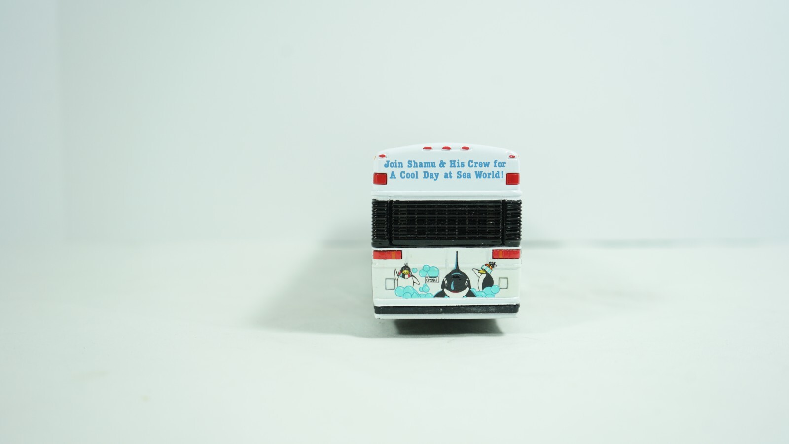 Corgi 1/50 Diecast MCI 102 DL3 Seaworld PCST Coach Bus Item 98652 NEW F1D