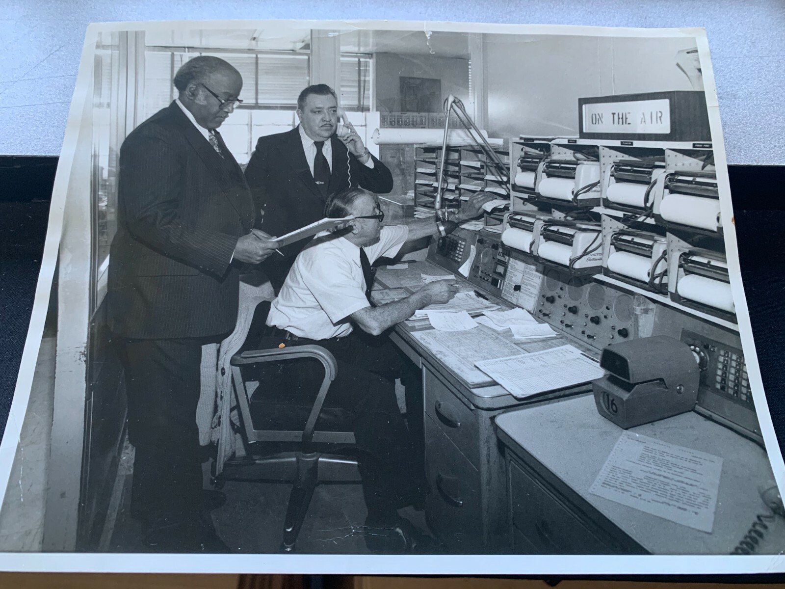 8X10 NY NYC TRANSIT BUS ? SUBWAY ? MANAGEMENT DISPATCHERS RADIO ? B&W PHOTOGRAPH