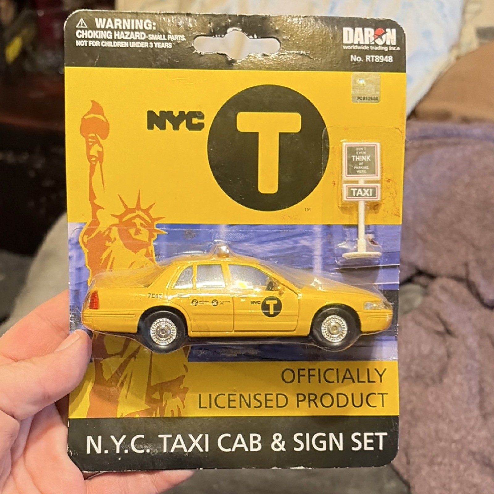 Daron NYC Taxi Cab & Sign Set 2014 Officially Licensed, Working Doors