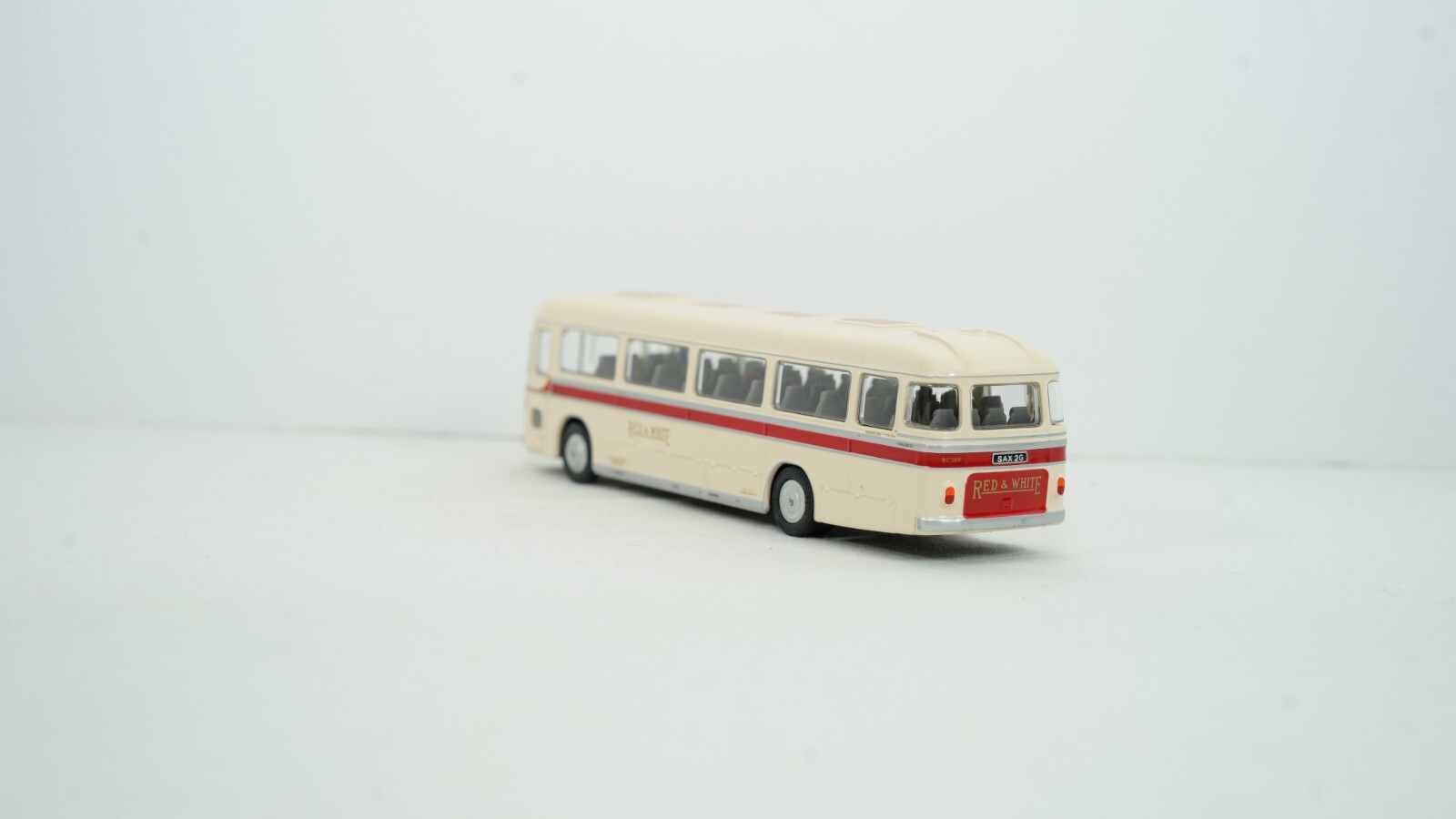 EFE Gilbow 1/76 Bristol RELH Red & White Victoria Coach Series Bus 99709 NEW B23