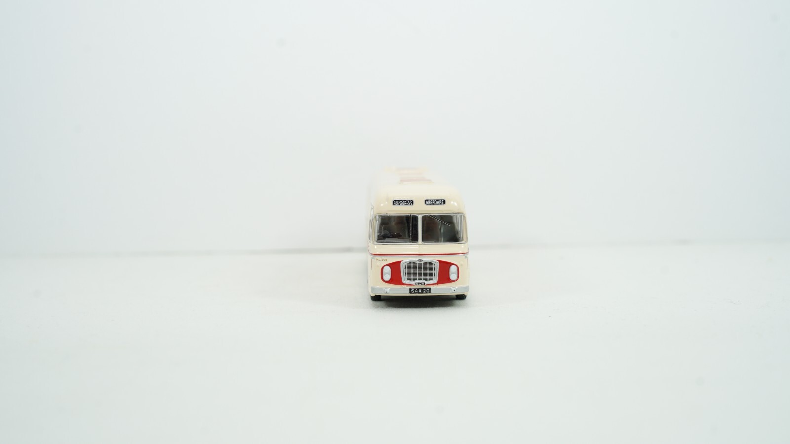 EFE Gilbow 1/76 Bristol RELH Red & White Victoria Coach Series Bus 99709 NEW B23