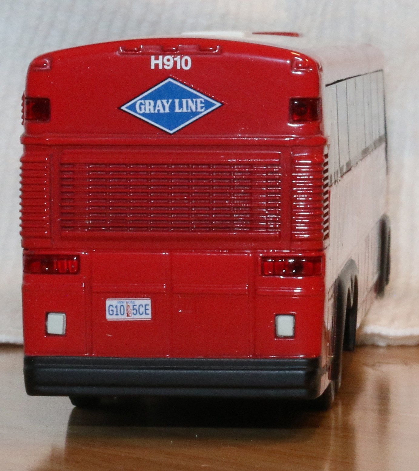 Corgi MCI 102 DL3 Gray Coach Lines New York 1:50, New in Box, Red