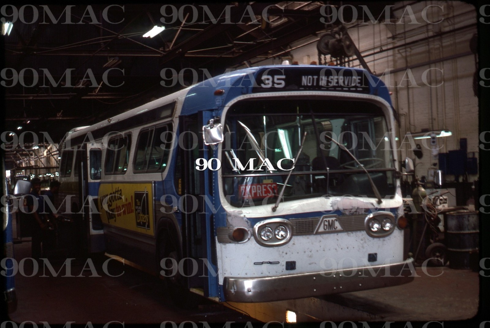 BALTIMORE MTA. GM COACH BUS #2528. Baltimore (MD). Original Slide 1975.
