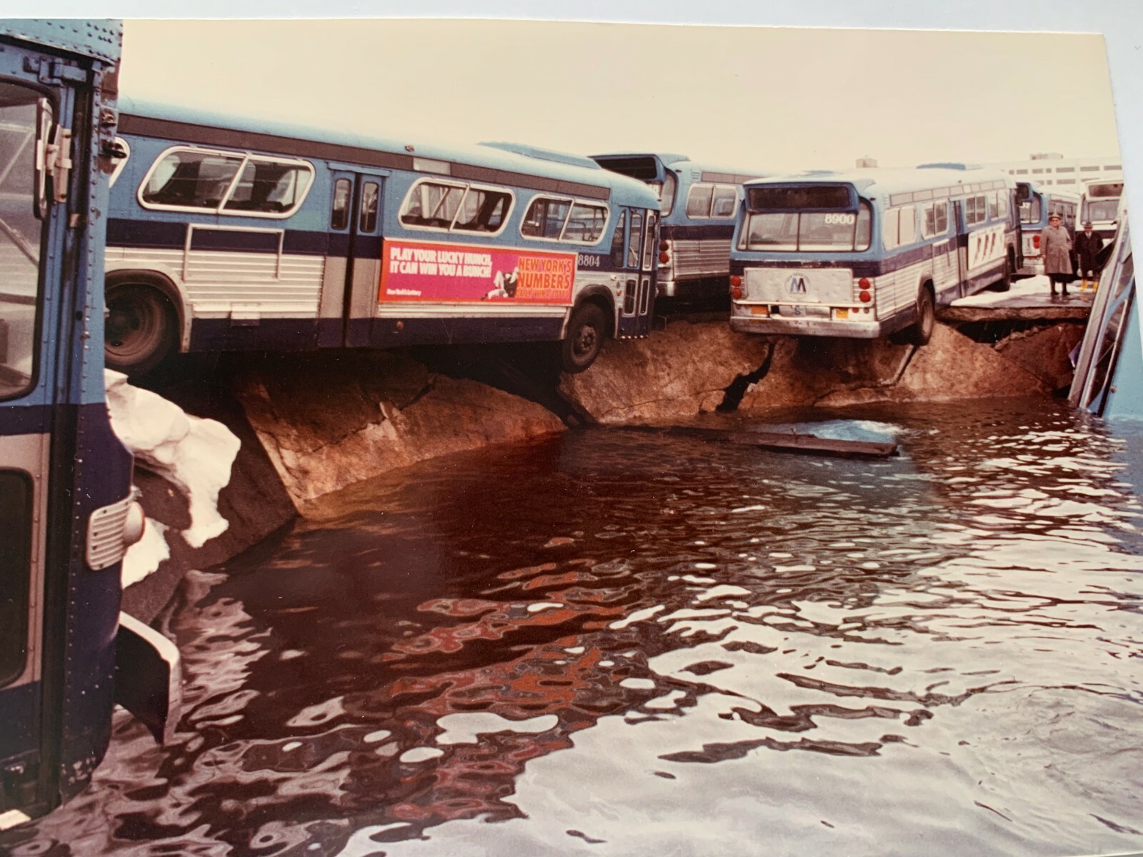 6×4 NY NYC BUS PHOTOGRAPH 1983 EDGEWATER PIER COLLAPSE BUSSES TEETERING ON EDGE