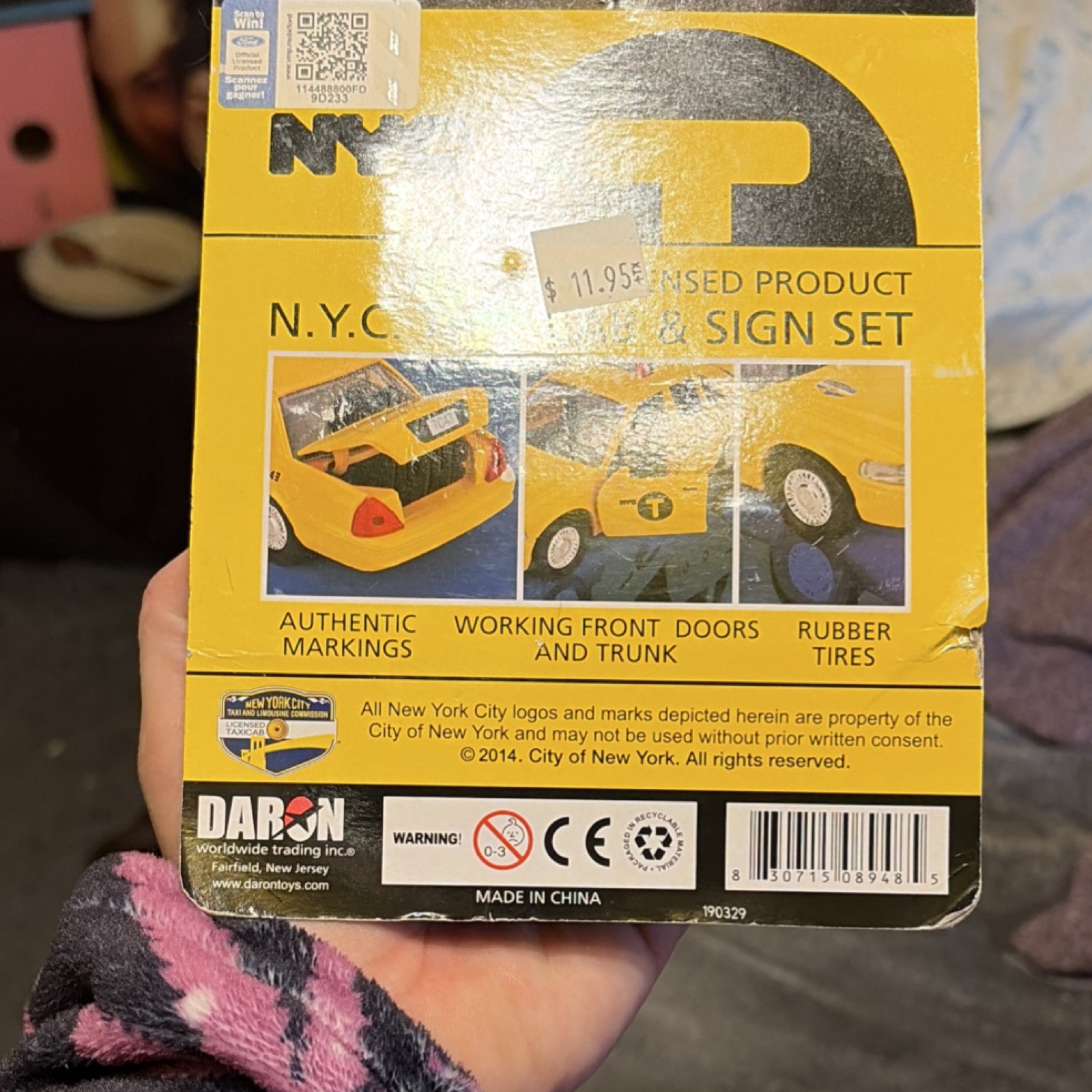 Daron NYC Taxi Cab & Sign Set 2014 Officially Licensed, Working Doors