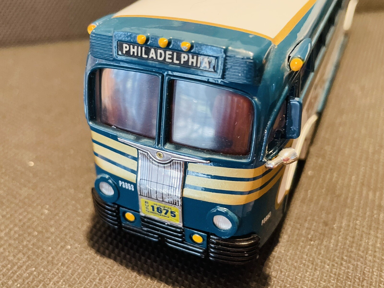 CORGI Yellow Coach 1936 Greyhound Lines – No. 1675 – Pennsylvania Line – NOS