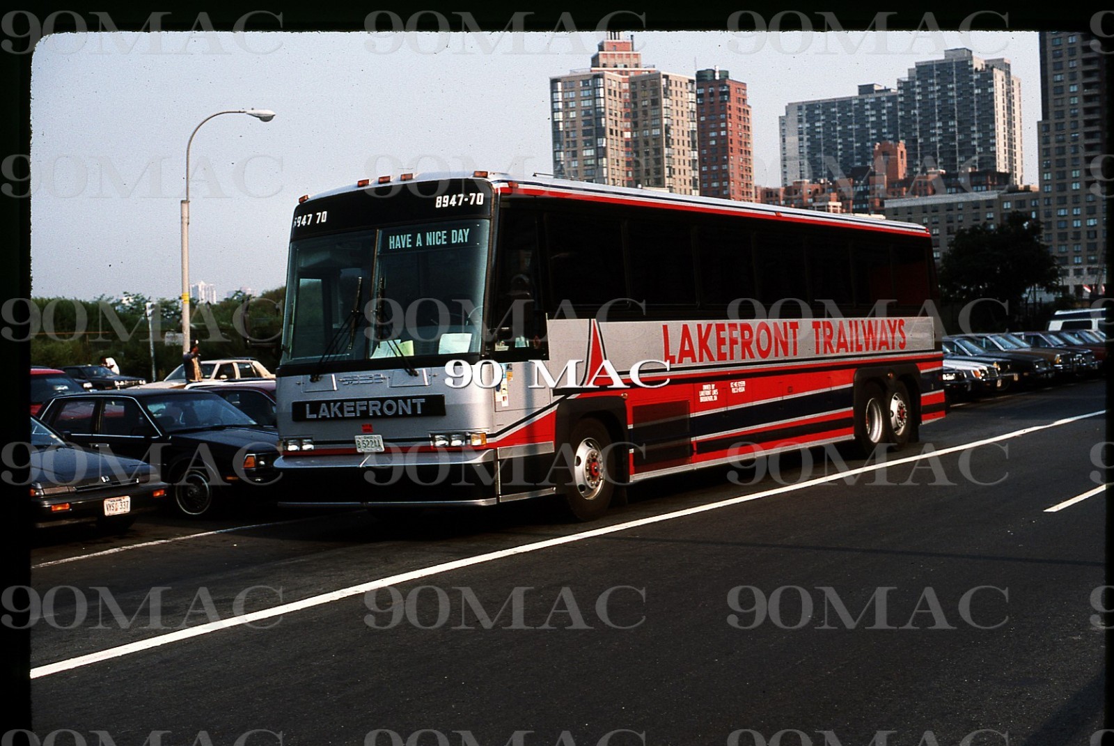 LAKEFRONT TRAILWAYS. MCI BUS #8947-70. Chicago (IL). Original Slide 1989.