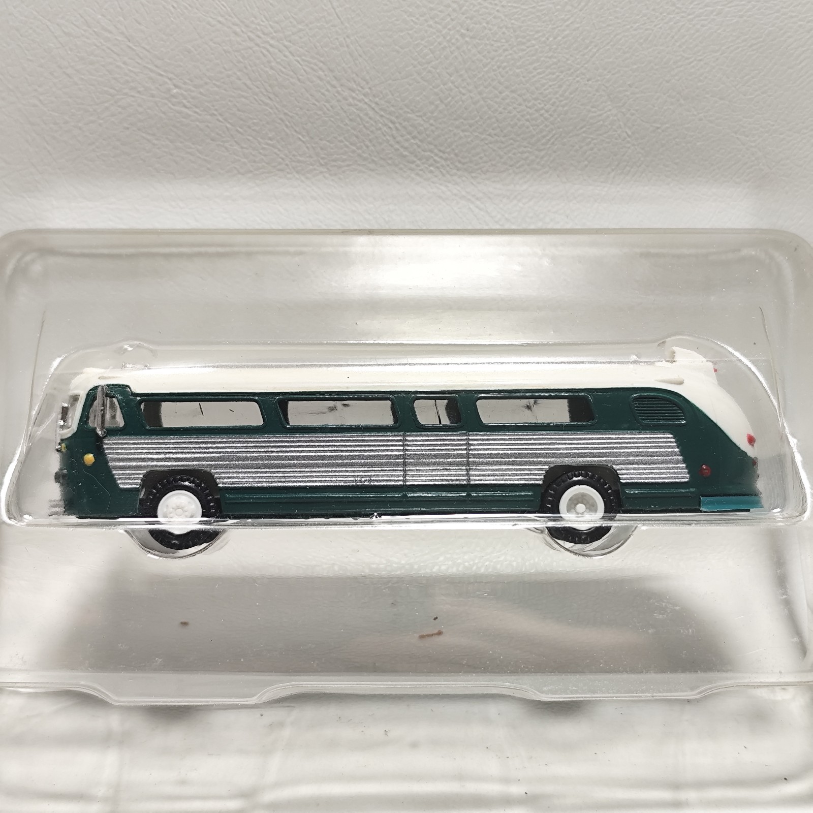 American Precision Models 39013 Flxible Visicoach Bus Green White HO Scale 1:87
