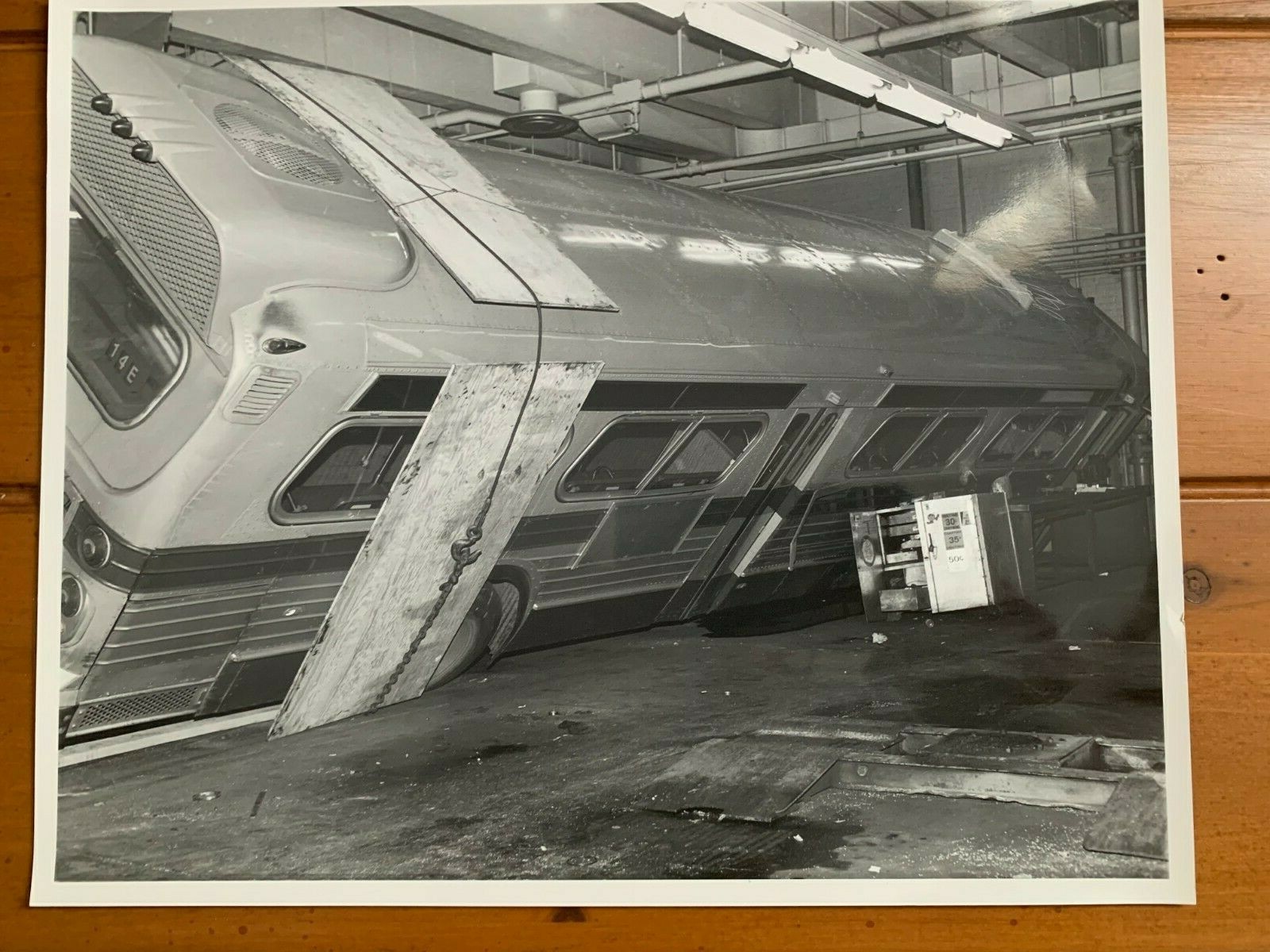 8X10 NY NYC BUS B&W PHOTOGRAPH DEPOT GARAGE REPAIR VINTAGE DEC. 1977 COLLECTIBLE