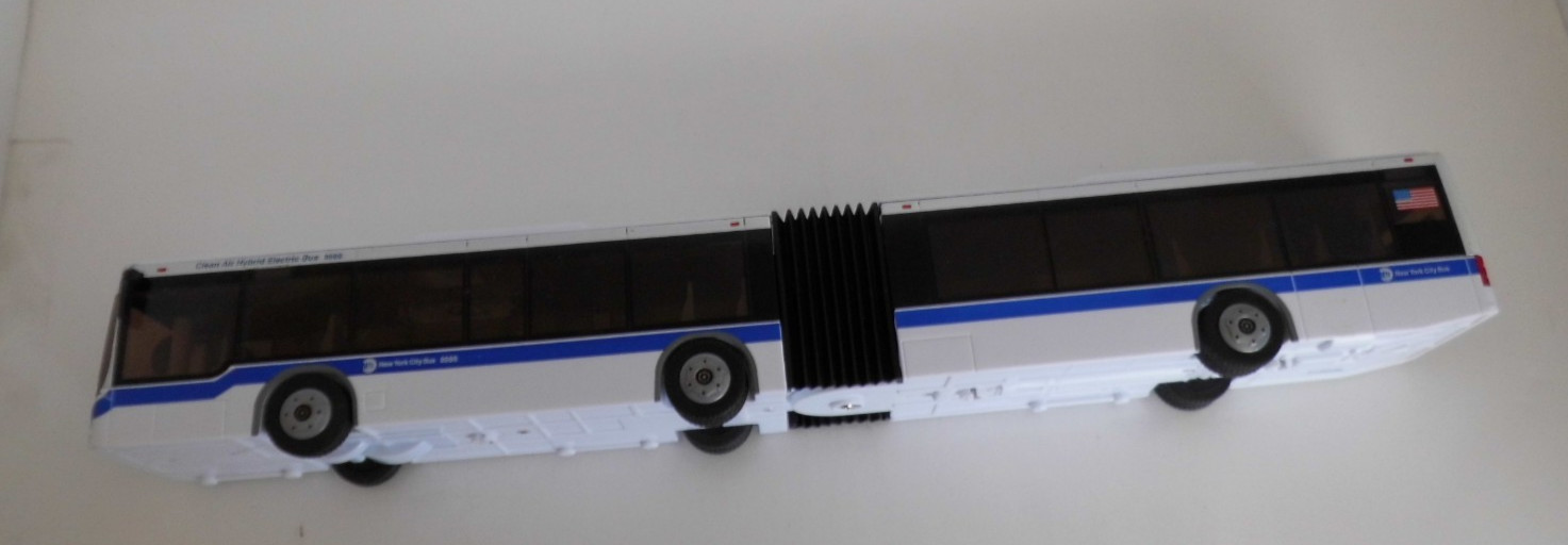 (B3) Daron MTA New York City Bus 16″ Articulated Bus
