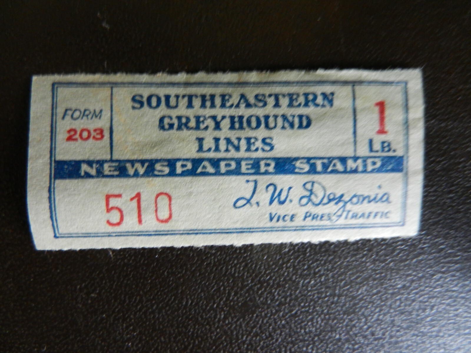 *SOUTHEASTERN GREYHOUND LINES* VINTAGE BUS/LUGGAGE LABEL. Approx. 1.75″ x 0.75″