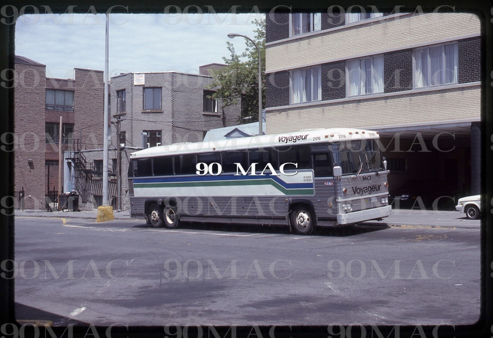 VOYAGEUR. MCI BUS #2176. Original Slide 1992.