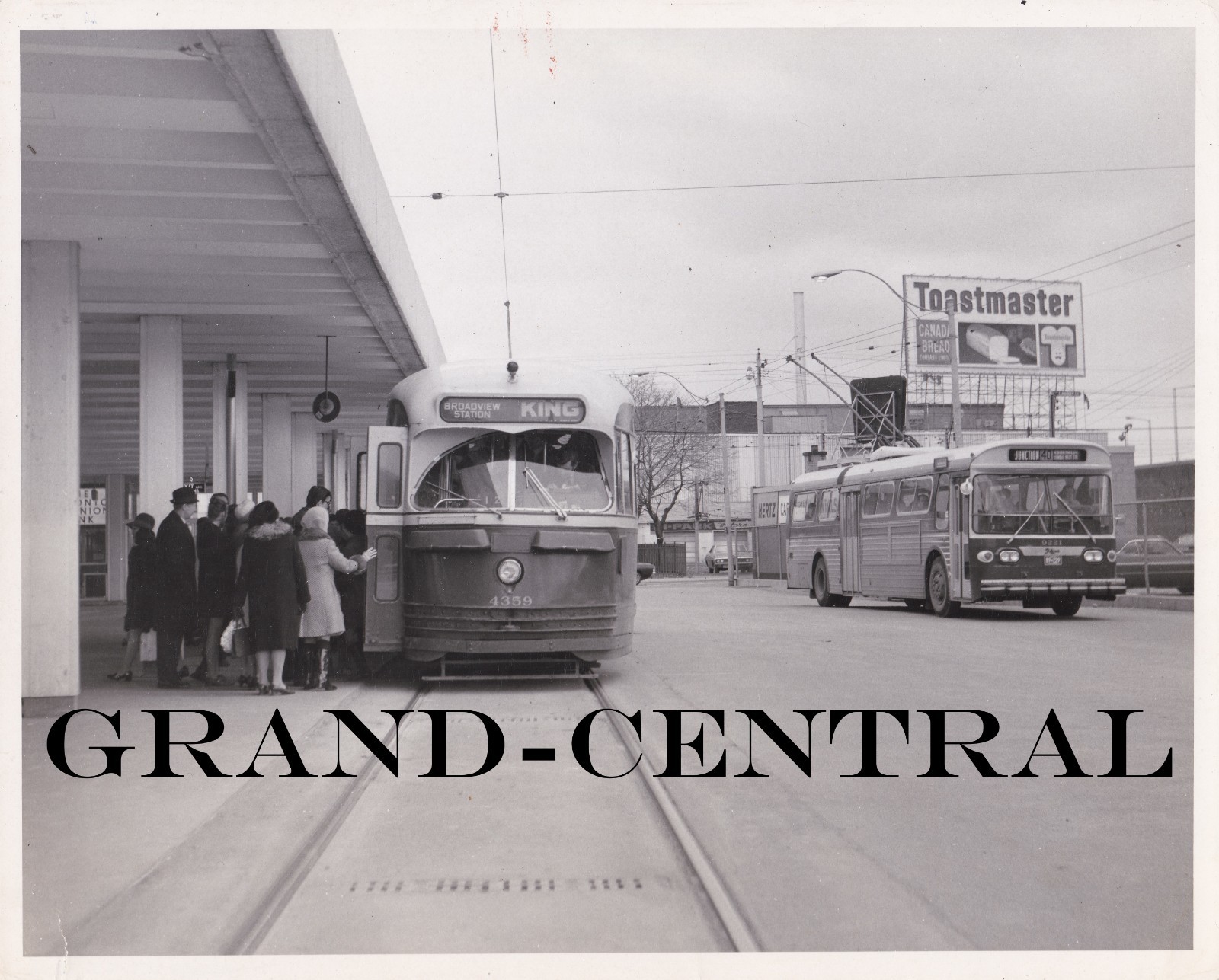 VINTAGE TTC TORONTO TRANSIT COMMISSION TROLLEY BUS PHOTO BROADVIEW CANADA