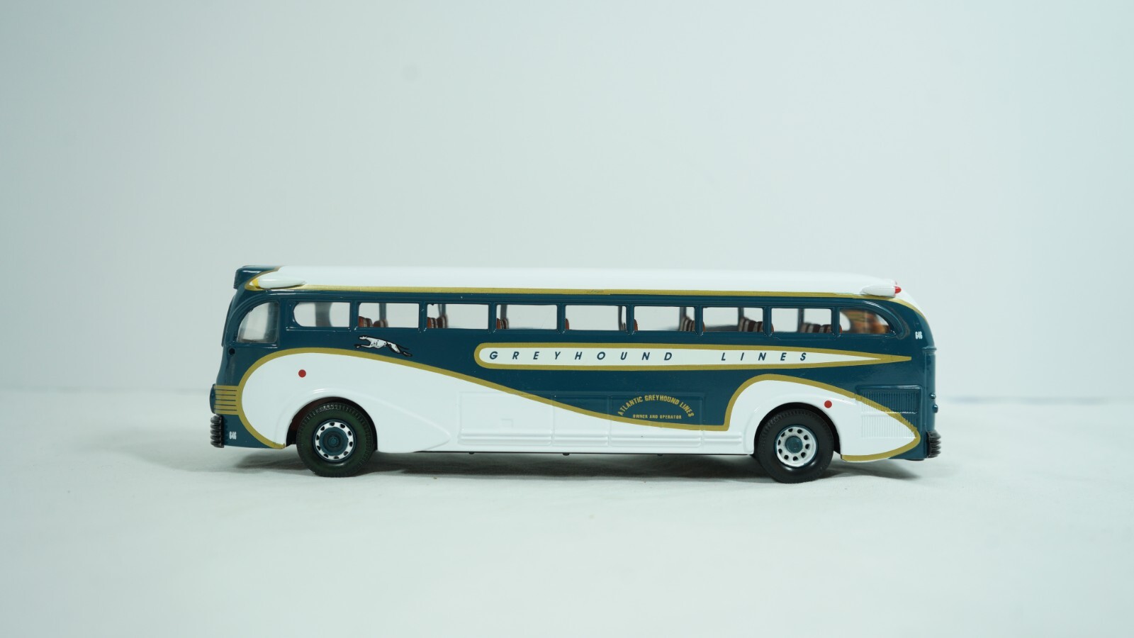 Corgi Classics Yellow Coach 743 Greyhound Lines Vintage Bus Item 98462 NEW HO1