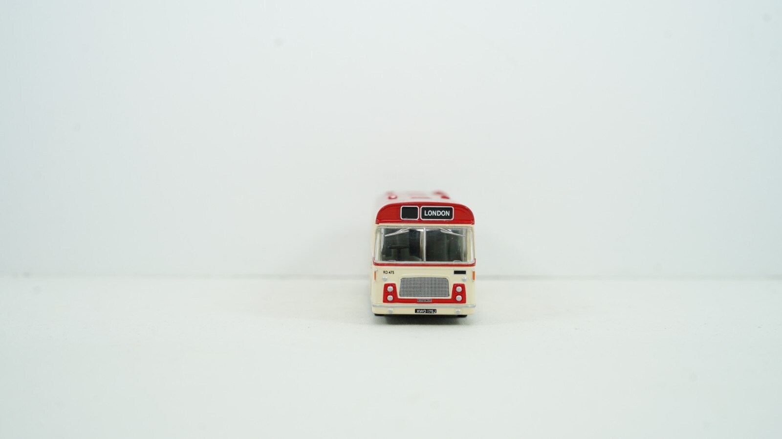 EFE Gilbow 1/76 Bristol RELH Red & White Victoria Coach Series Bus 99704 NEW B23